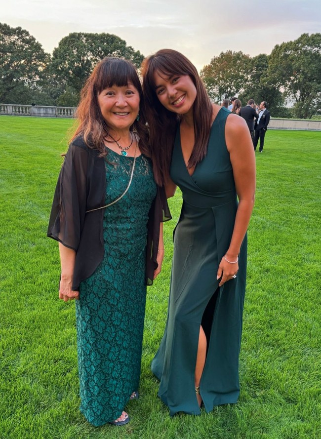 Aurelie juga berpose bersama ibunda Tyler. Bergaya kembar keduanya terlihat kompak mengenakan dress panjang berwarna hijau. Foto: Instagram/@drtylerbigenho