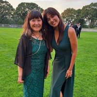 Aurelie juga berpose bersama ibunda Tyler. Bergaya kembar keduanya terlihat kompak mengenakan dress panjang berwarna hijau. Foto: Instagram/@drtylerbigenho