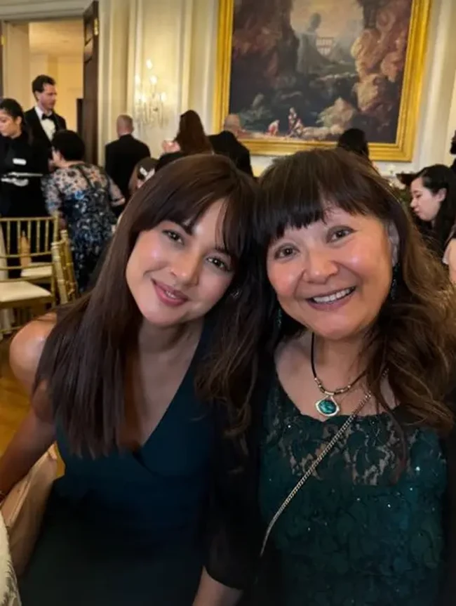 Melihat dari foto-foto yang dibagikan, tampaknya Aurelie juga sudah cukup dekat dengan calon ibu mertuanya. Seperti dalam foto, keduanya tampak kompak berpose bersama. Foto: Instagram/@drtylerbigenho