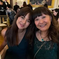 Melihat dari foto-foto yang dibagikan, tampaknya Aurelie juga sudah cukup dekat dengan calon ibu mertuanya. Seperti dalam foto, keduanya tampak kompak berpose bersama. Foto: Instagram/@drtylerbigenho