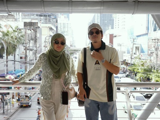 Berkat konsisten menjalani diet Aurel kini telah berhasil turun BB hingga 15 kg. Beberapa waktu lalu melalui Instagram Story pribadinya Aurel membagikan berat badannya kini yang ada di angka 58 kg. Aurel mengaku masih berniat menurunkan 5 kg beratnya untuk mengembalikan beratnya seperti sedia kala. Foto: Instagram/@aurelie.hermansyah