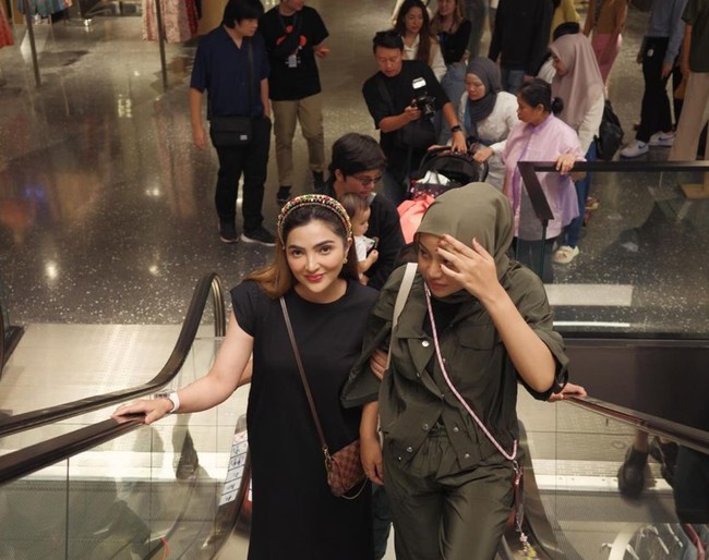 Penampilan terbaru Aurel yang makin langsing pun banjir pujian netizen. Di akun Instagram pribadinya Aurel banyak membagikan foto-foto penampilan barunya kini. Foto: Instagram/@aurelie.hermansyah