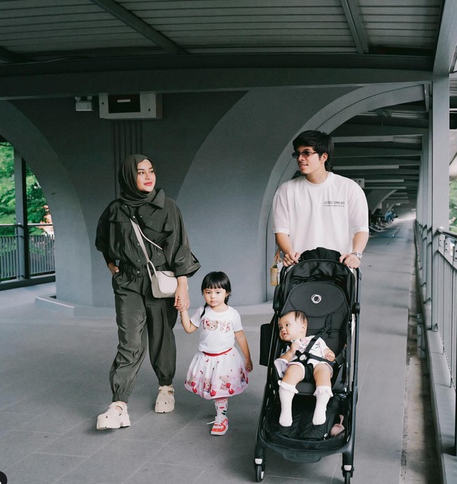 Tak hanya makin langsing, penampilan Aurel kini juga terlihat semakin stylish. Pesona ibu dua orang itu pun jadi semakin terpancar. Foto: Instagram/@aurelie.hermansyah