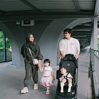 Tak hanya makin langsing, penampilan Aurel kini juga terlihat semakin stylish. Pesona ibu dua orang itu pun jadi semakin terpancar. Foto: Instagram/@aurelie.hermansyah