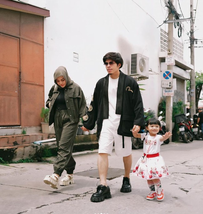 Demi menurunkan bobot tubuhnya, Aurel mengaku hanya mengonsumsi nasi sebanyak 3 sendok makan saja, selebihnya dipadukan dengan lauk yang sehat. Tak hanya itu saja, dalam unggahan Instagramnya juga terlihat jika putri Anang Hermansyah itu mengimbangi dietnya dengan rutin berolahraga. Foto: Instagram/@aurelie.hermansyah