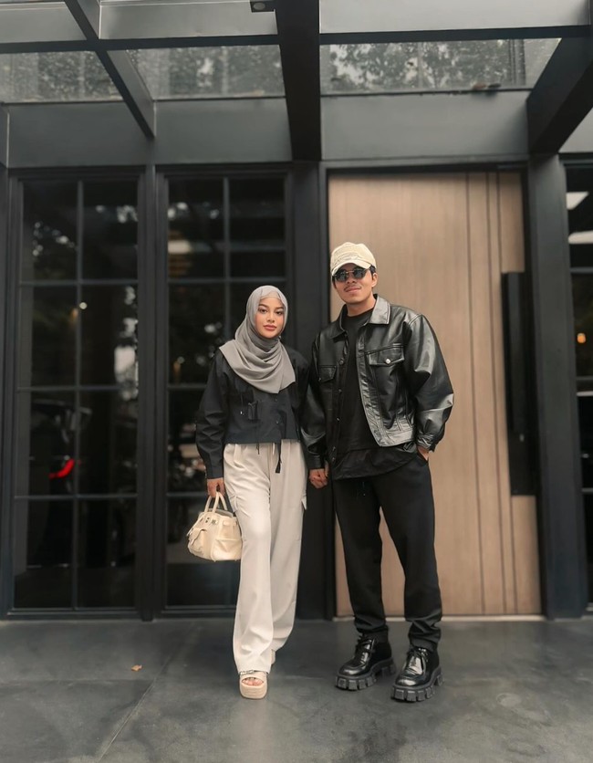Di foto unggahan terbarunya wanita 26 tahun itu tampak memadukan kemeja crop top hitam dengan celana panjang krem dan hijab berwarna abu-abu. Ngelamun bentar, Aurel udah langsing lagiii, komentar salah seorang netizen. masyaAllah cakep banget udh kuyuss gue msh besok² trs, tambah netizen lain. Foto: Instagram/@aurelie.hermansyah