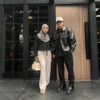 Di foto unggahan terbarunya wanita 26 tahun itu tampak memadukan kemeja crop top hitam dengan celana panjang krem dan hijab berwarna abu-abu. Ngelamun bentar, Aurel udah langsing lagiii, komentar salah seorang netizen. masyaAllah cakep banget udh kuyuss gue msh besok² trs, tambah netizen lain. Foto: Instagram/@aurelie.hermansyah