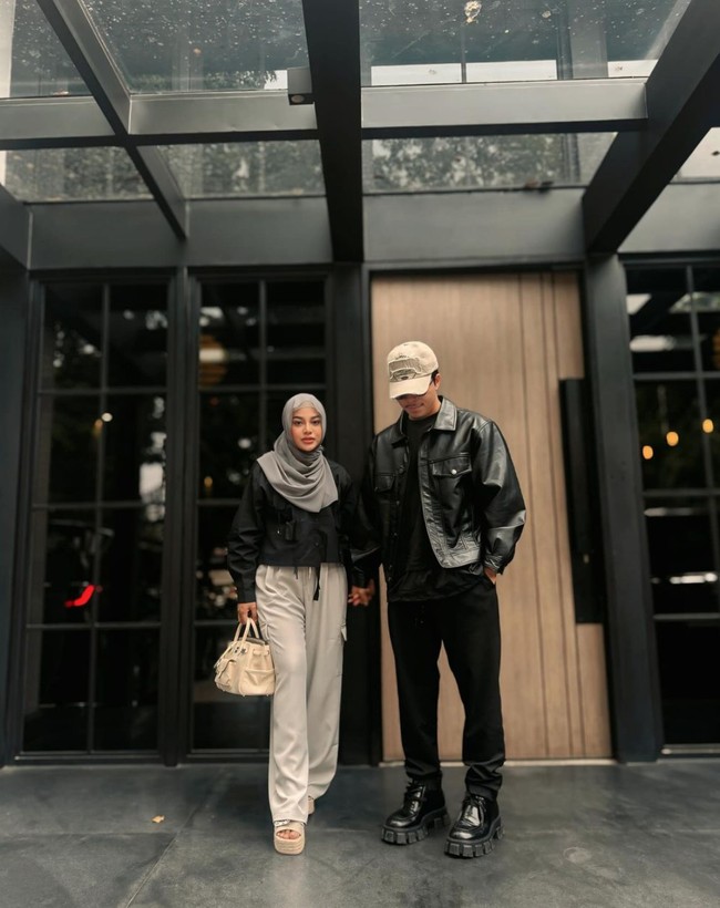 Penampilan Aurel kini pun banjir pujian netizen. Banyak yang menyebut ibu Ameena dan Azura itu jadi terlihat semakin cantik dengan body goals yang dimilikinya kini. Foto: Instagram/@aurelie.hermansyah