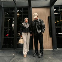 Penampilan Aurel kini pun banjir pujian netizen. Banyak yang menyebut ibu Ameena dan Azura itu jadi terlihat semakin cantik dengan body goals yang dimilikinya kini. Foto: Instagram/@aurelie.hermansyah