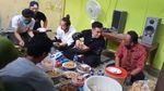 Momen Manis Baim Wong dan Paula Saat Masak dan Makan Berdua