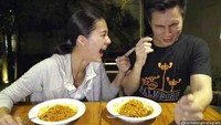 Pernah buat konten makan mie instan pedas, keduanya berbagi kenangan mereka saat masih zaman pacaran dulu. Foto: Instagram