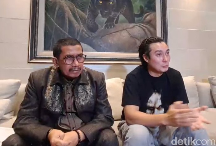 baim wong Baim Wong dan pengacaranya saat ditemui di kawasan Jakarta Selatan.