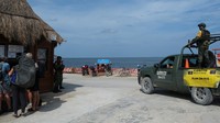 Turis pun diserukan untuk meninggalkan Pulau Holbox menuju tempat aman selama badai menghantam. (REUTERS/Paola Chiomante)