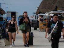 Bakal Ada Badai, Turis Terpaksa Tinggalkan Pulau Holbox Meksiko