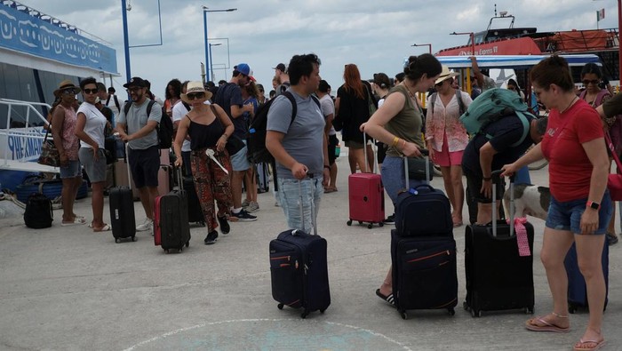 Residents and tourists heed a voluntary evacuation call as Hurricane Milton advances, on the island of Holbox, Mexico, October 7, 2024. REUTERS/Paola Chiomante