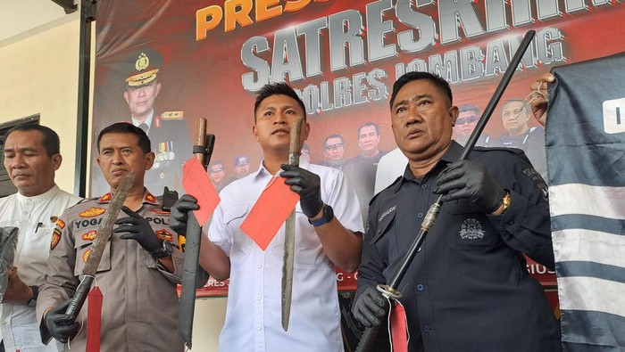 Barang bukti senjata tajam anggota gangster Selatan Kota di Jombang