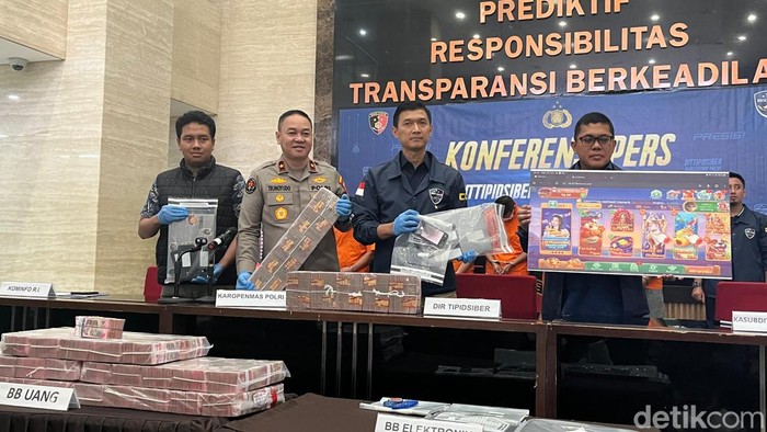 Bareskrim Polri menyita uang Rp 6,055 miliar terkait kasus sindikat judi online yang dikendalikan WN China. (Rumondang/detikcom)