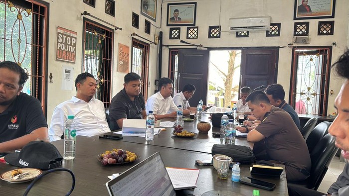 Bawaslu Lebak, Banten, melakukan rapat pleno kasus dugaan netralitas kepala desa di Pilgub Banten 2024. (Foto: dok. Bawaslu Lebak)
