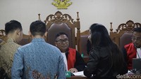Majelis hakim diketuai Suparman Nyompa, dengan hakim anggota Rianto Adam Pontoh dan Eko Aryanto.  