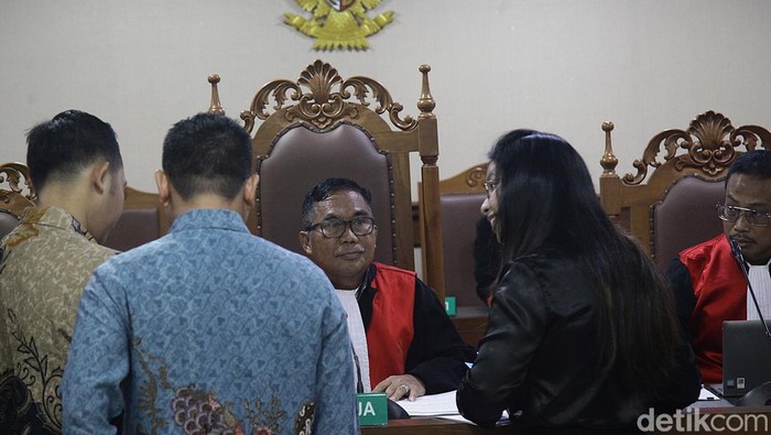 Begini Suasana Sidang Perdana Gugatan Rp 5.246 T HRS ke Jokowi Sidang perdana gugatan perdata Rp 5.246,75 triliun yang diajukan Habib Rizieq Shihab (HRS) dkk melawan Presiden Jokowi digelar di PN Jakpus. Hakim minta dokumen dilengkapi.