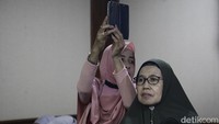 Pendukung HRS menghadiri sidang ini.  