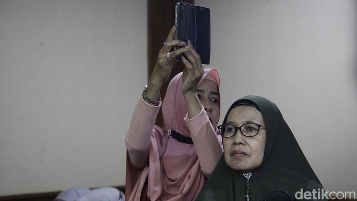 Begini Suasana Sidang Perdana Gugatan Rp 5.246 T HRS ke Jokowi Sidang perdana gugatan perdata Rp 5.246,75 triliun yang diajukan Habib Rizieq Shihab (HRS) dkk melawan Presiden Jokowi digelar di PN Jakpus. Hakim minta dokumen dilengkapi.