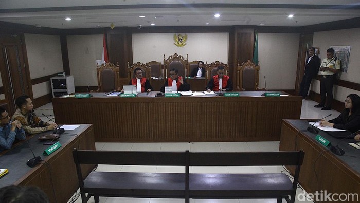 Begini Suasana Sidang Perdana Gugatan Rp 5.246 T HRS ke Jokowi Sidang perdana gugatan perdata Rp 5.246,75 triliun yang diajukan Habib Rizieq Shihab (HRS) dkk melawan Presiden Jokowi digelar di PN Jakpus. Hakim minta dokumen dilengkapi.