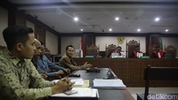 Para kuasa hukum Rizieq Shihab menyimak penjelasan hakim terkait gugatan perdata yang ditujukan kepada warga negara Joko Widodo (Jokowi) di PN Jakarta Pusat, Selasa (8/10/2024).   