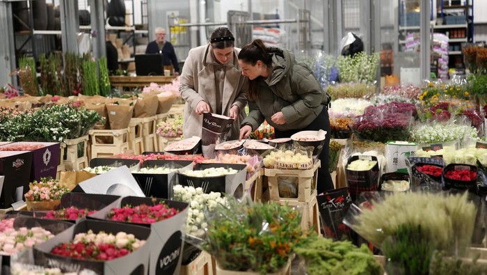 Berburu Bunga Segar di Pasar Kembang London Bouquets of flowers for sale are seen on display at New Covent Garden Market wholesale flower market in London, Britain, October 8, 2024. REUTERS/Mina Kim