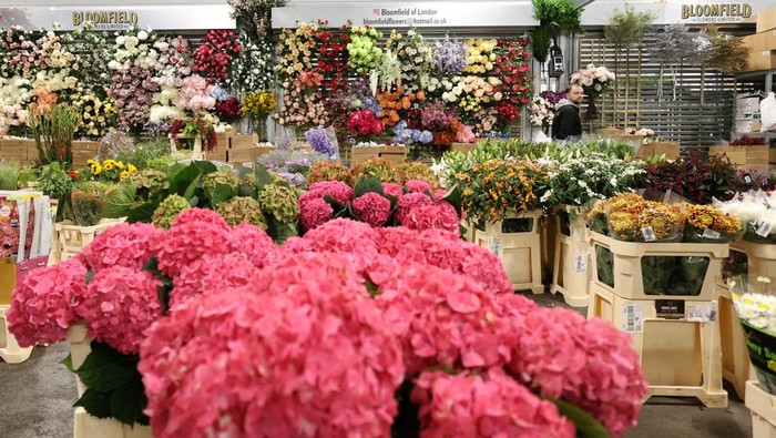 Berburu Bunga Segar di Pasar Kembang London Bouquets of flowers for sale are seen on display at New Covent Garden Market wholesale flower market in London, Britain, October 8, 2024. REUTERS/Mina Kim