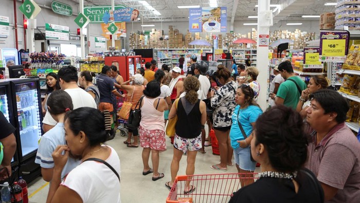 People line up to pay for supplies in a supermarket as Hurricane Milton advances, in Progreso, Mexico, October 7, 2024. REUTERS/Lorenzo Hernandez