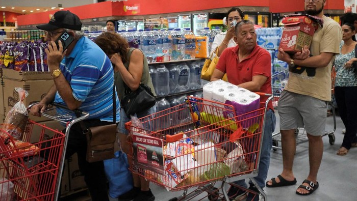 Bersiap Hadapi Badai, Warga Meksiko Borong Barang di Supermarket People line up to pay for food and supplies in a supermarket as Hurricane Milton advances, in Cancun, Mexico October 7, 2024. REUTERS/Paola Chiomante