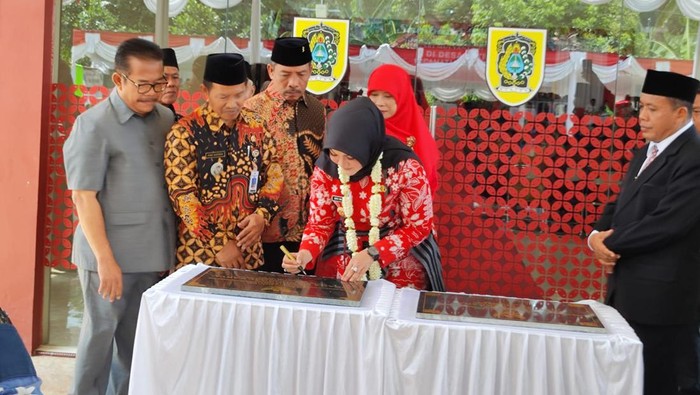 Bupati Klaten, Sri Mulyani, saat meresmikan GOR Abdi Kencana milik Desa Jetis