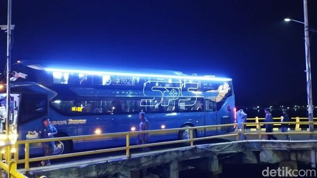 Armada sleeper bus New Surabaya Indah Bima-Mataram.