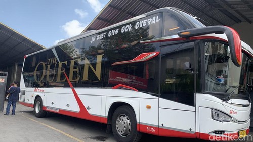 Salah satu armada sleeper bus Mtrans di garasinya, Jalan Gurita, Sesetan, Denpasar.