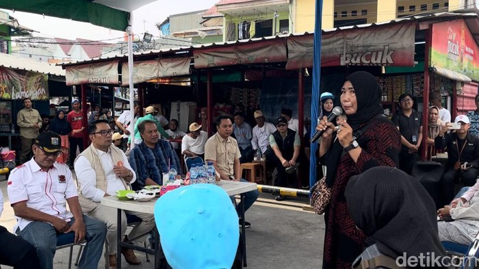 Cagub Jakarta nomor urut 1, Ridwan Kamil (RK) blusukan ke kawasan Masjid Luar Batang, Penjaringan, Jakarta Utara (Kurniawan F/detikcom)