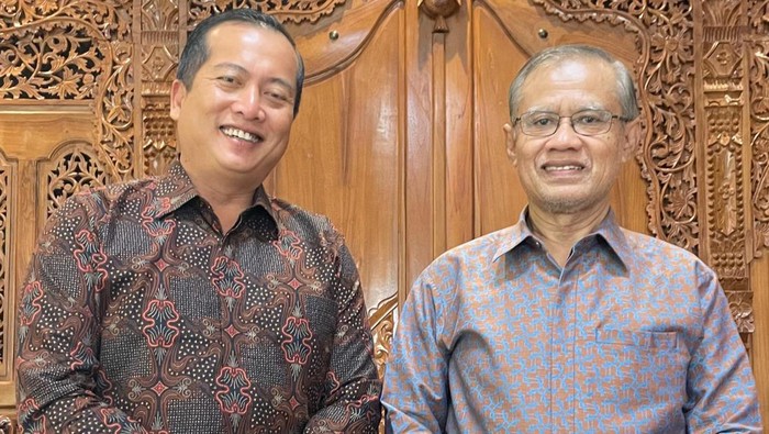Cagub NTB Lalu Muhamad Iqbal saat menemui Ketua Umum Pengurus Pusat (PP) Muhamadiyah Haedar Nashir di Graha SM Yogyakarta, Selasa (8/10/2024). (Tim Pemenangan Iqbal-Dinda)