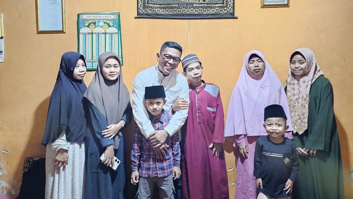 Calon Gubernur Banten Andra Soni bertakziah ke kediaman Nurdiansyah, ayah M Dudu Khalifah (8), bocah Pandeglang yang derita gizi buruk dan meninggal dunia. (dok Istimewa)