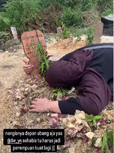 calon pengantin pria meninggal dunia sebelum akad nikah Beredar kisah calon pengantin pria meninggal dunia sebelum akad nikah, viral di media sosial. Terlihat Shintia sedang berada di makam Rija.