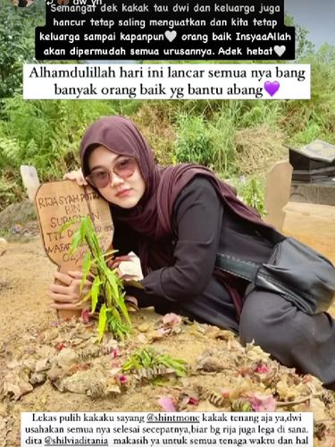 calon pengantin pria meninggal dunia sebelum akad nikah Beredar kisah calon pengantin pria meninggal dunia sebelum akad nikah, viral di media sosial. Terlihat Shintia sedang berada di makam Rija.