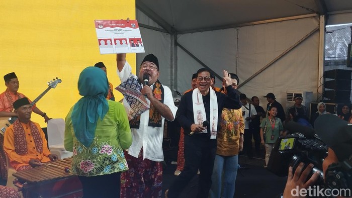 Cawagub Jakarta nomor urut 3 Rano Karno merayakan hari ulang tahun ke-64. (Maulana IF/detikcom)