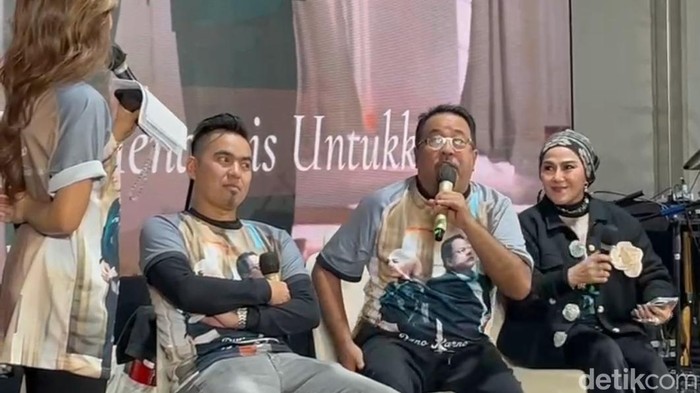 Cawagub Jakarta, Rano Karno, merilis sebuah lagu remake dari lagu berjudul Jangan Lagi Kau Menangis Untukku yang rilis tahun 1987 lalu. (MI Fawdi/detikcom)