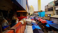 Dari pengamatan, beberapa lapak pedagang di Pasar Kebayoran Lama sepi. Memang ada satu dua lapak yang ramai, tapi tidak merata.
