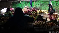 Penurunan daya beli masyarakat sendiri juga disebabkan oleh industri yang tengah babak belur hingga menyebabkan pemutusan hubungan kerja (PHK).