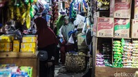 Pedagang dan pembeli bertransaksi di Pasar Kebayoran Lama, Jakarta, Selasa (8/10/2024). Indonesia tercatat mengalami deflasi 5 bulan berturut-turut.