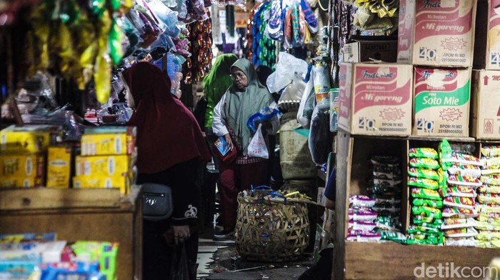 Daya Beli Lesu Pengaruhi Deflasi 5 Bulan Beruntun Pedagang dan pembeli bertransaksi di Pasar Kebayoran Lama, Jakarta, Selasa (8/10/2024). Indonesia tercatat mengalami deflasi 5 bulan berturut-turut.