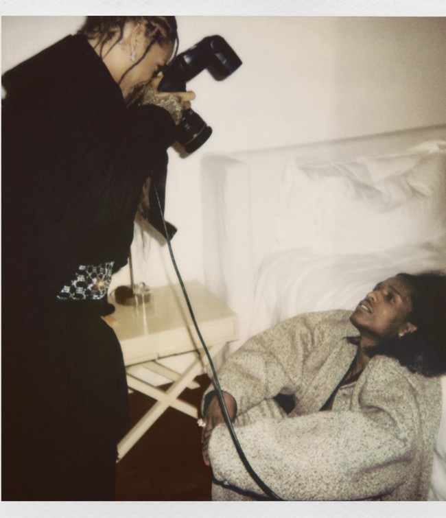 Seperti ini aksi Rihanna memotret A$AP Rocky, bak fotografer profesional. (Foto: Instagram/@wmag)
