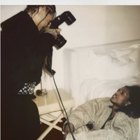 Seperti ini aksi Rihanna memotret A$AP Rocky, bak fotografer profesional. (Foto: Instagram/@wmag)