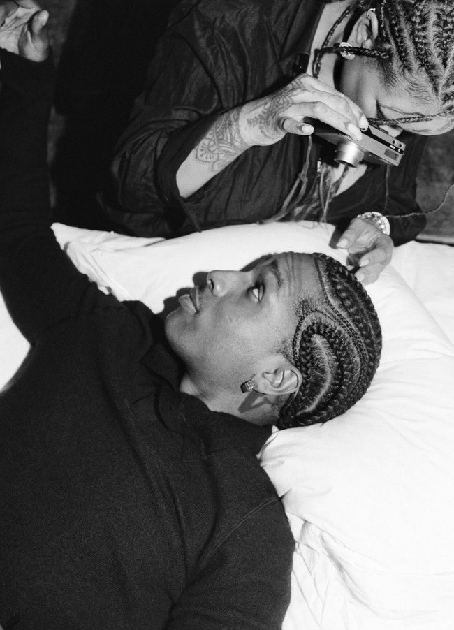 Rihanna menambah portfolio. Tak hanya sebagai penyanyi, aktris, penari atau desainer, kini fotografer. (Foto: Instagram/@wmag)