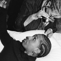 Rihanna menambah portfolio. Tak hanya sebagai penyanyi, aktris, penari atau desainer, kini fotografer. (Foto: Instagram/@wmag)